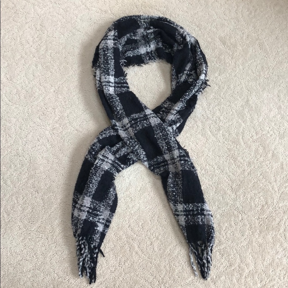 Black and Gray Scarf